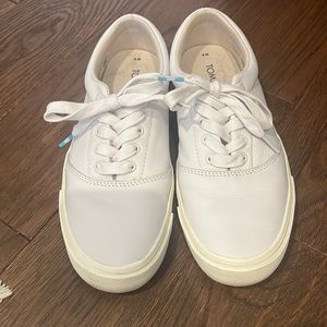 Tom’s white leather sneaker